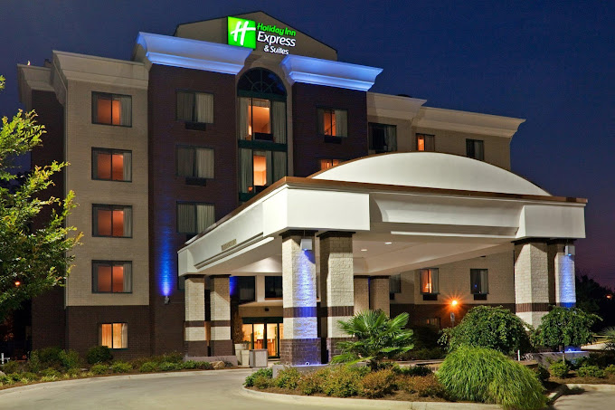 Holiday Inn Express & Suites Birmingham - Inverness 280, an IHG Hotel