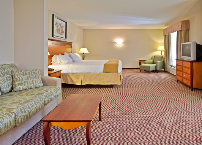 Holiday Inn Express & Suites Birmingham - Inverness 280, an IHG Hotel