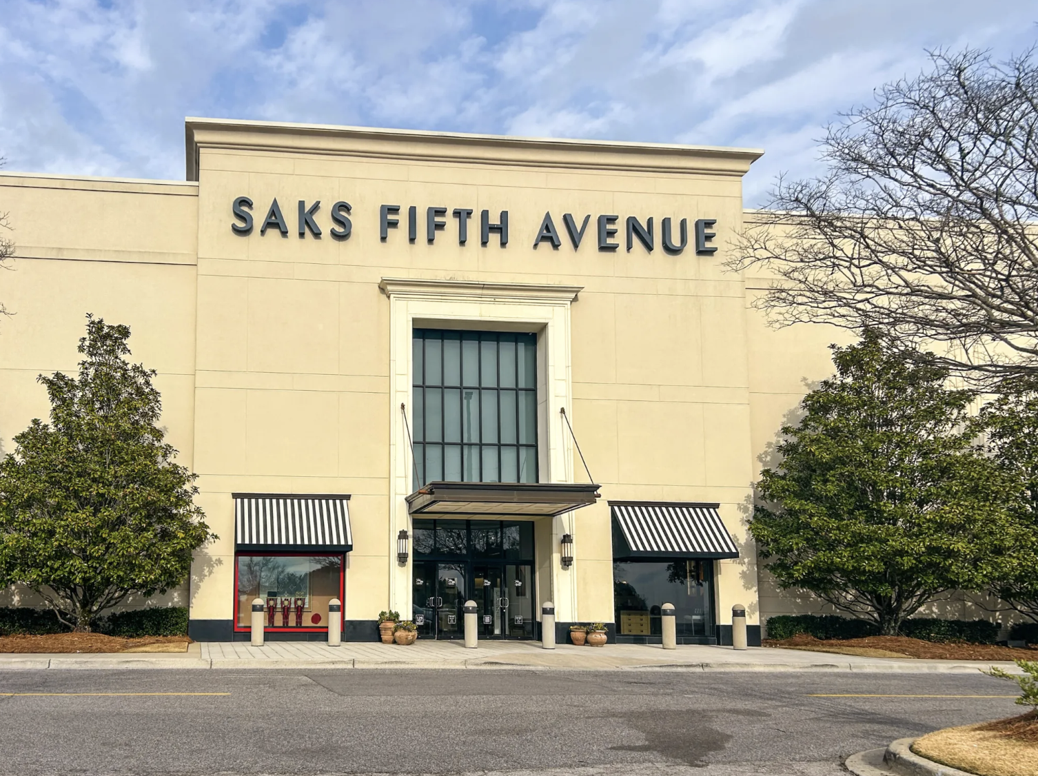 Saks Fifth Avenue at The Summit to close